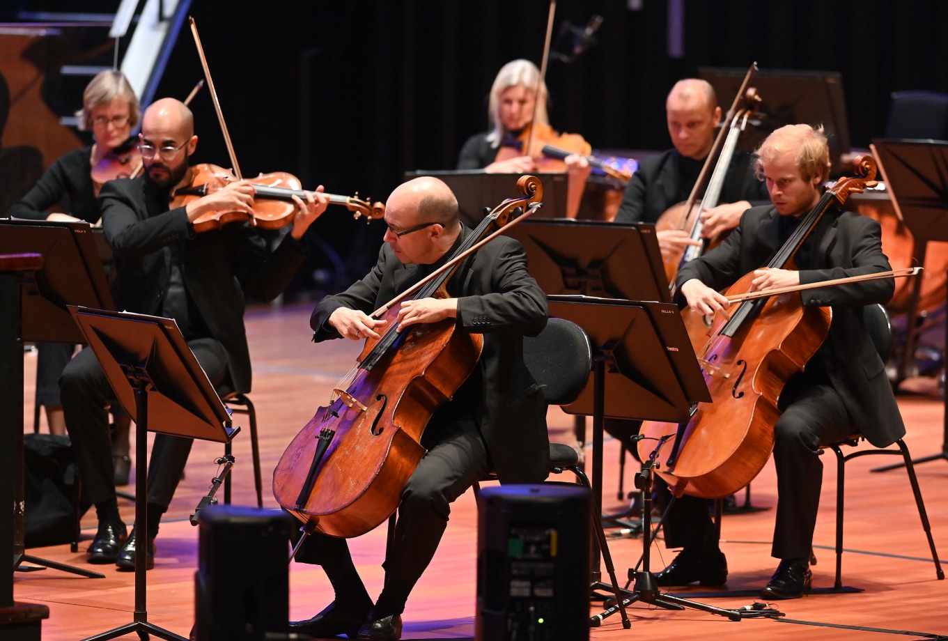 Jesper Svedberg playing cello