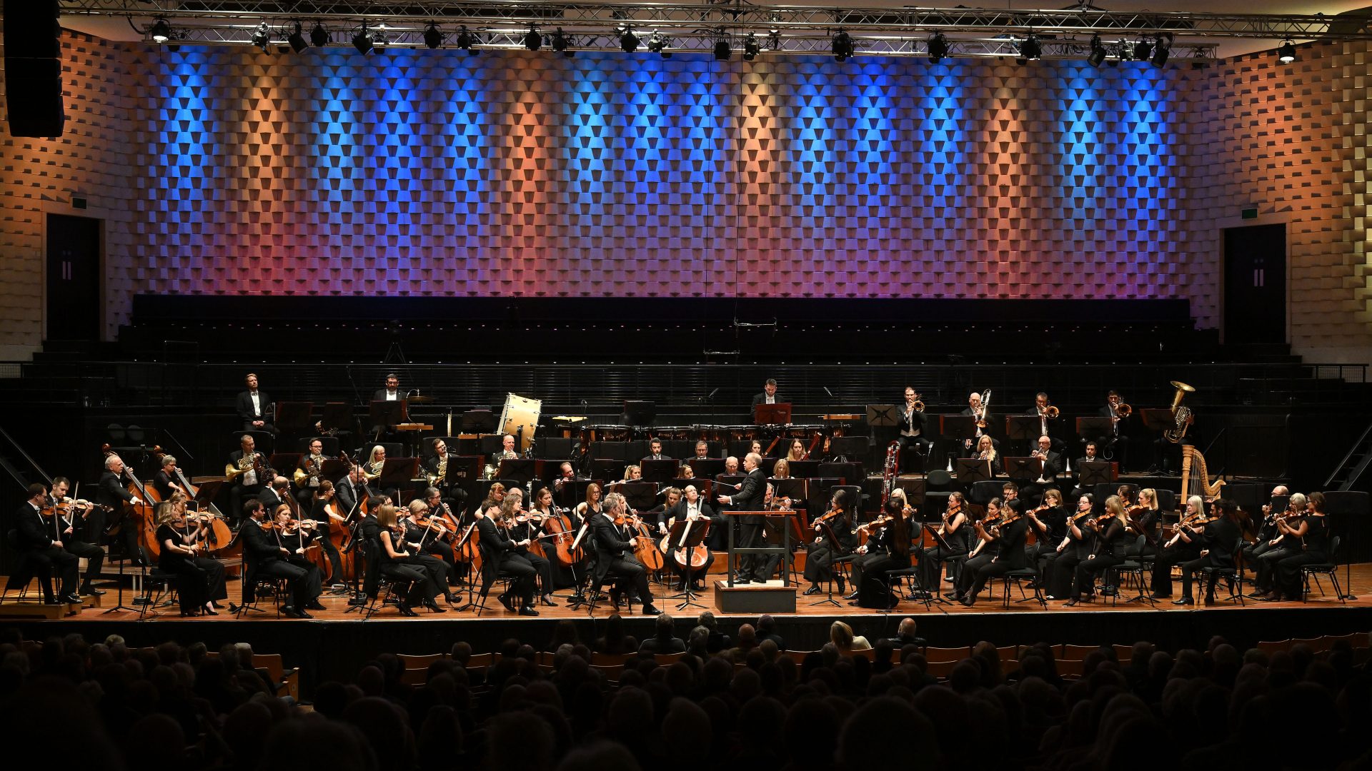 Chief Conductor Mark Wigglesworth conducts a concert programme featuring Wagner, Ravel (Nicholas McCarthy: pianist) and Walton in the Lighthouse Poole on Wednesday 20 Nov. 2024. Photos by Mark Allan