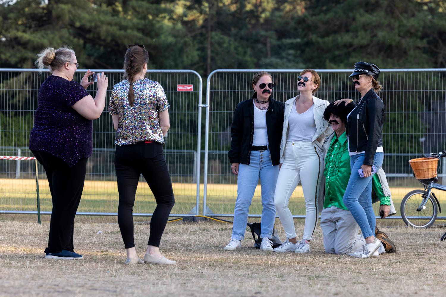 Ed relaxing backstage at Meyrick Park (c)Corin Messer