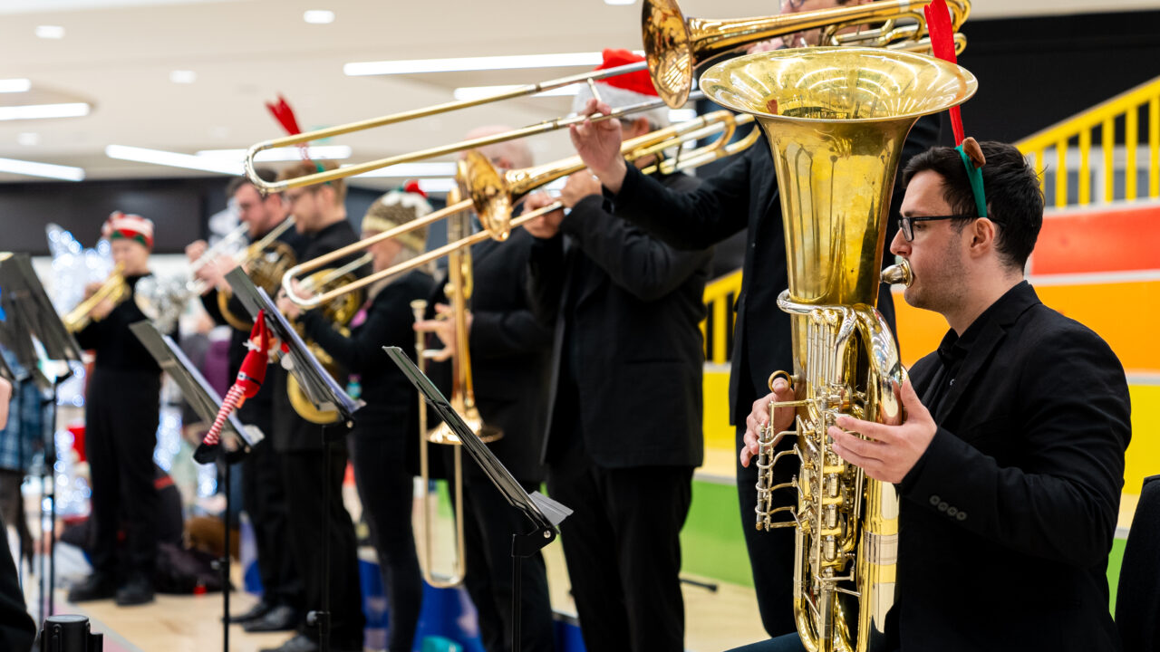 Fa-la-la-la-la in love with symphonic music this Christmas!