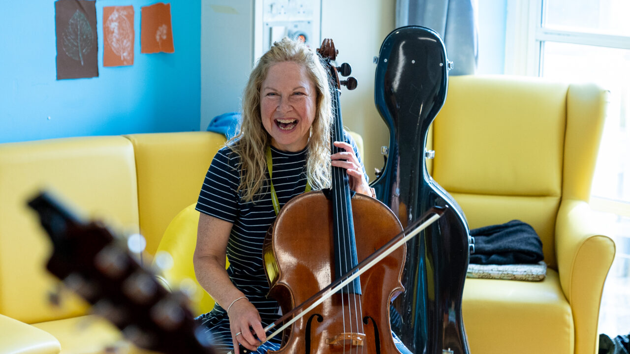 Cellist Judith making a patient laugh with a fun performance