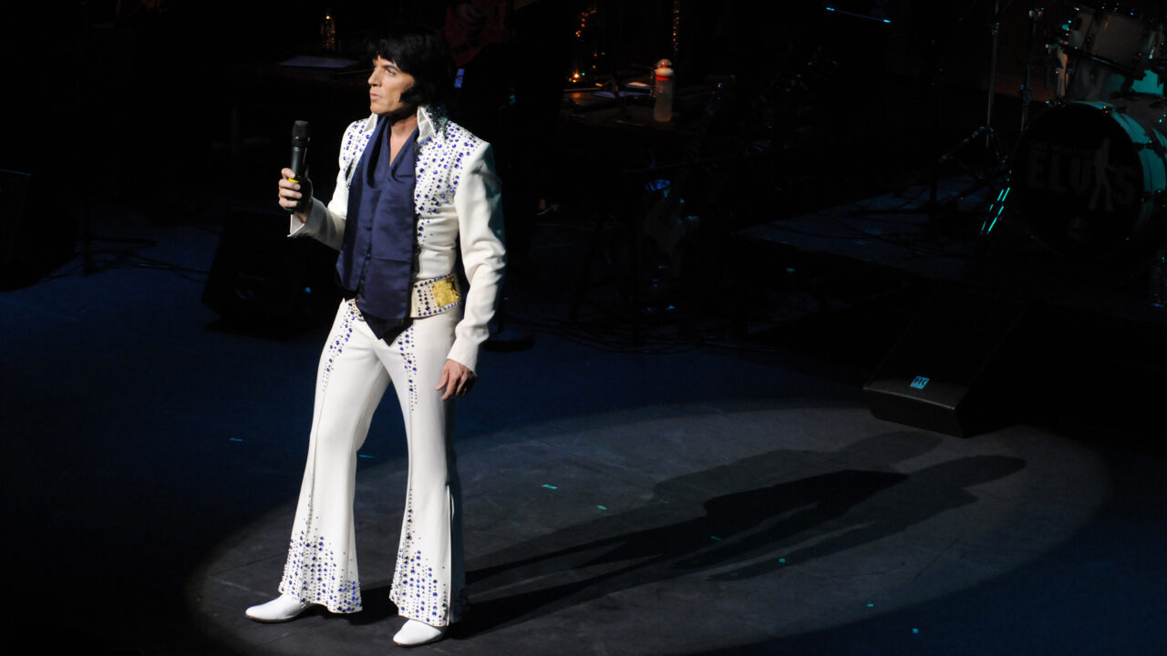 Lee Memphis King as Elvis (C) Ben Rector
